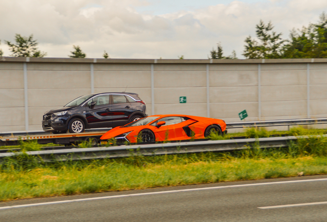 Lamborghini Revuelto