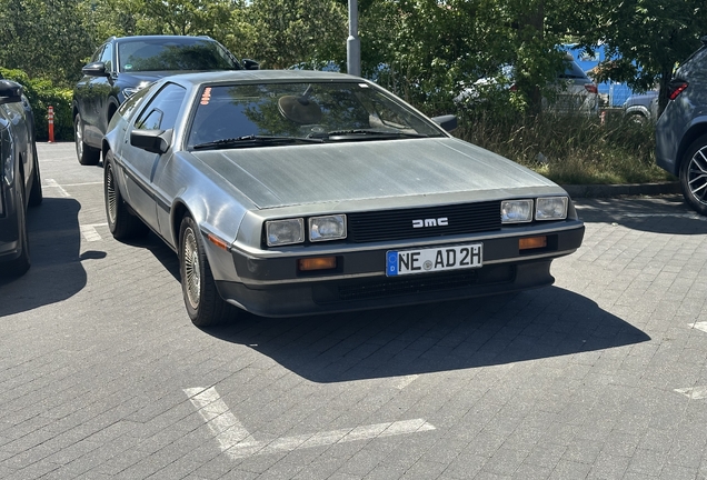 DeLorean DMC-12