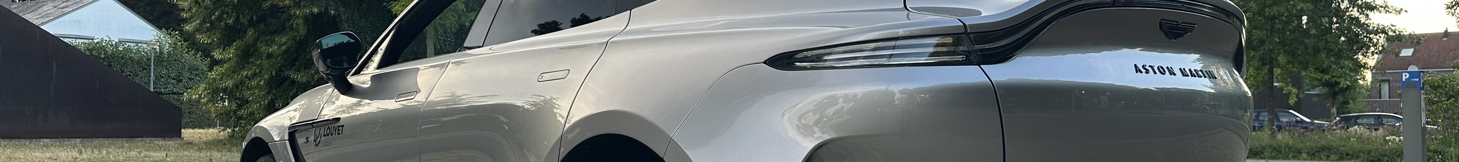 Aston Martin DBX S