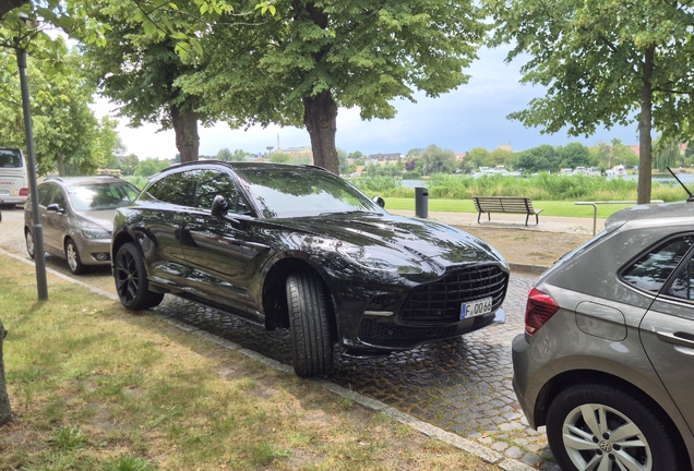 Aston Martin DBX707