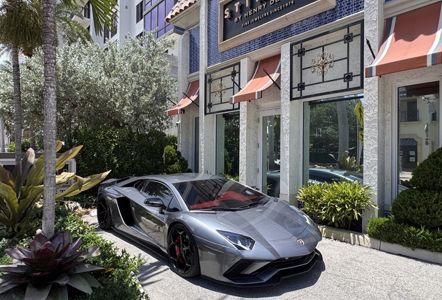 Lamborghini Aventador S LP740-4