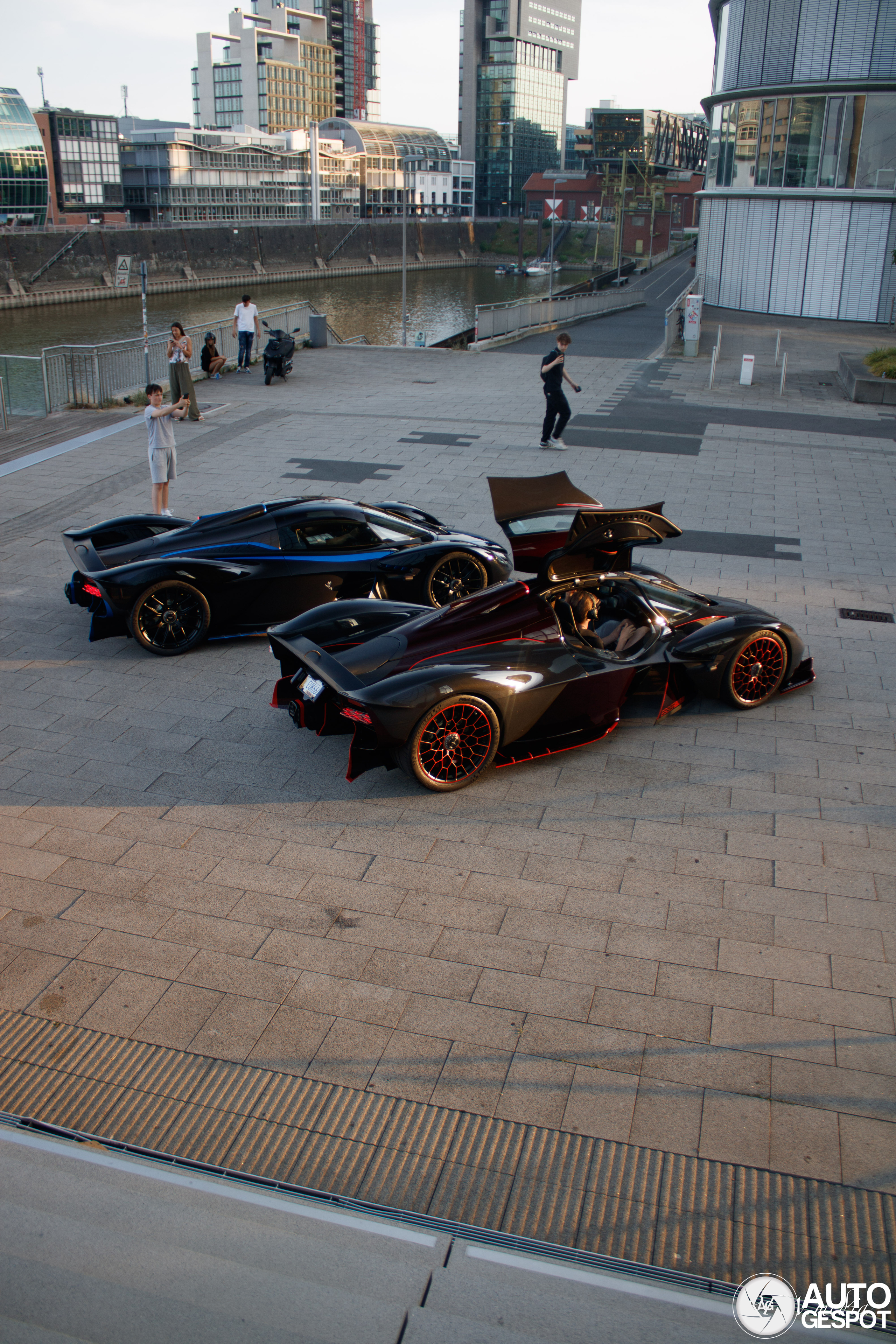 Duo van Aston Martin's buldert door Düsseldorf