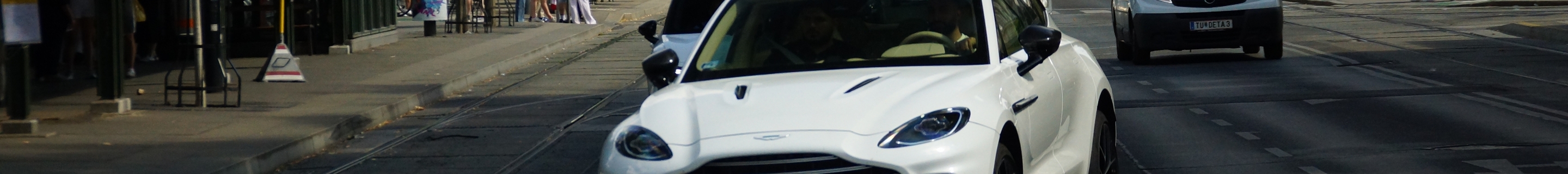 Aston Martin DBX707