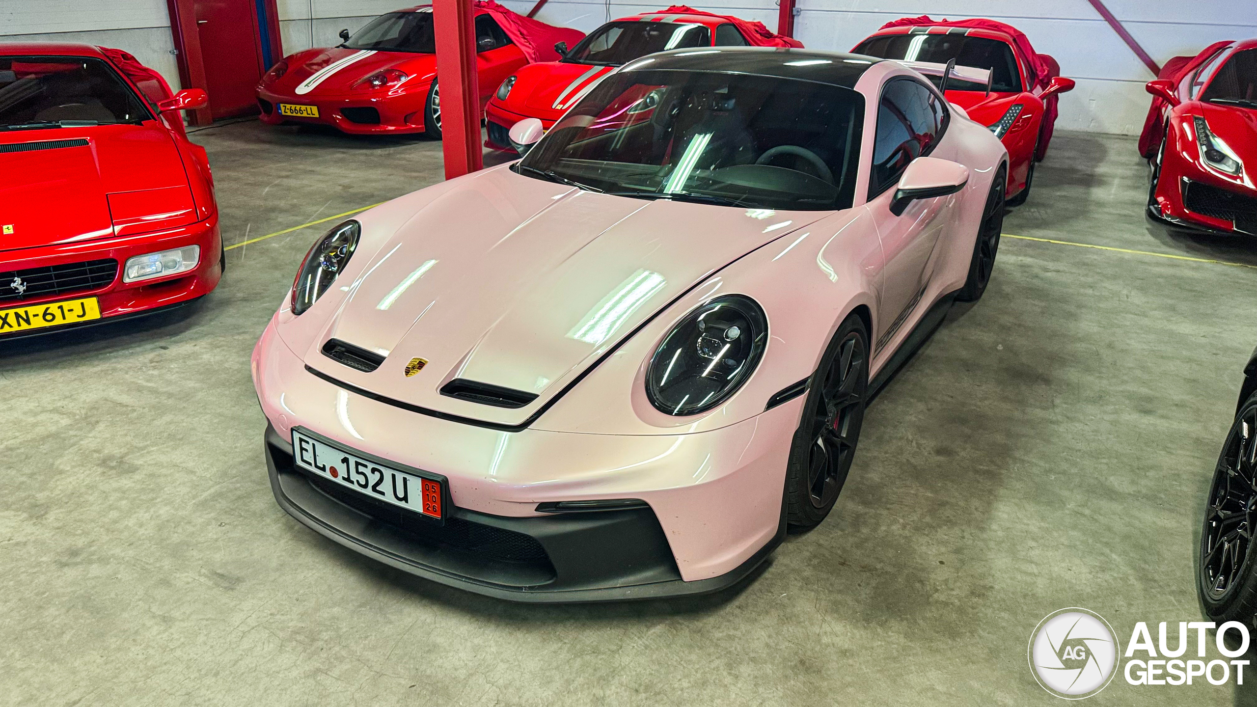 Alm spot deelt een bizarre supercar collectie!