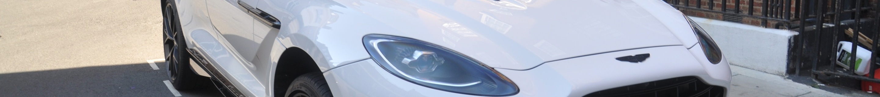 Aston Martin DBX707