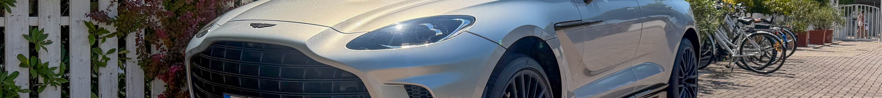 Aston Martin DBX707