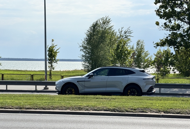 Aston Martin DBX707