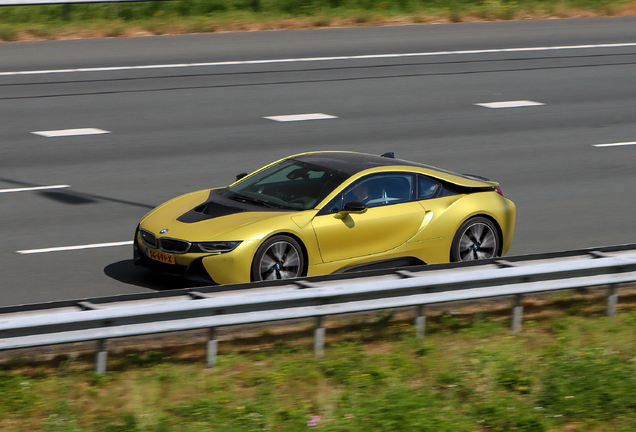 BMW i8 Protonic Frozen Yellow Edition
