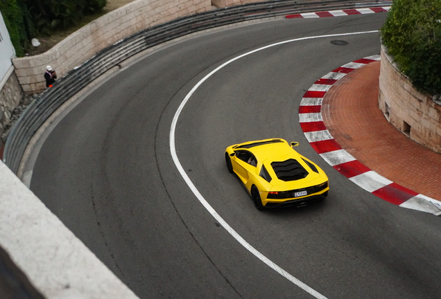 Lamborghini Aventador S LP740-4