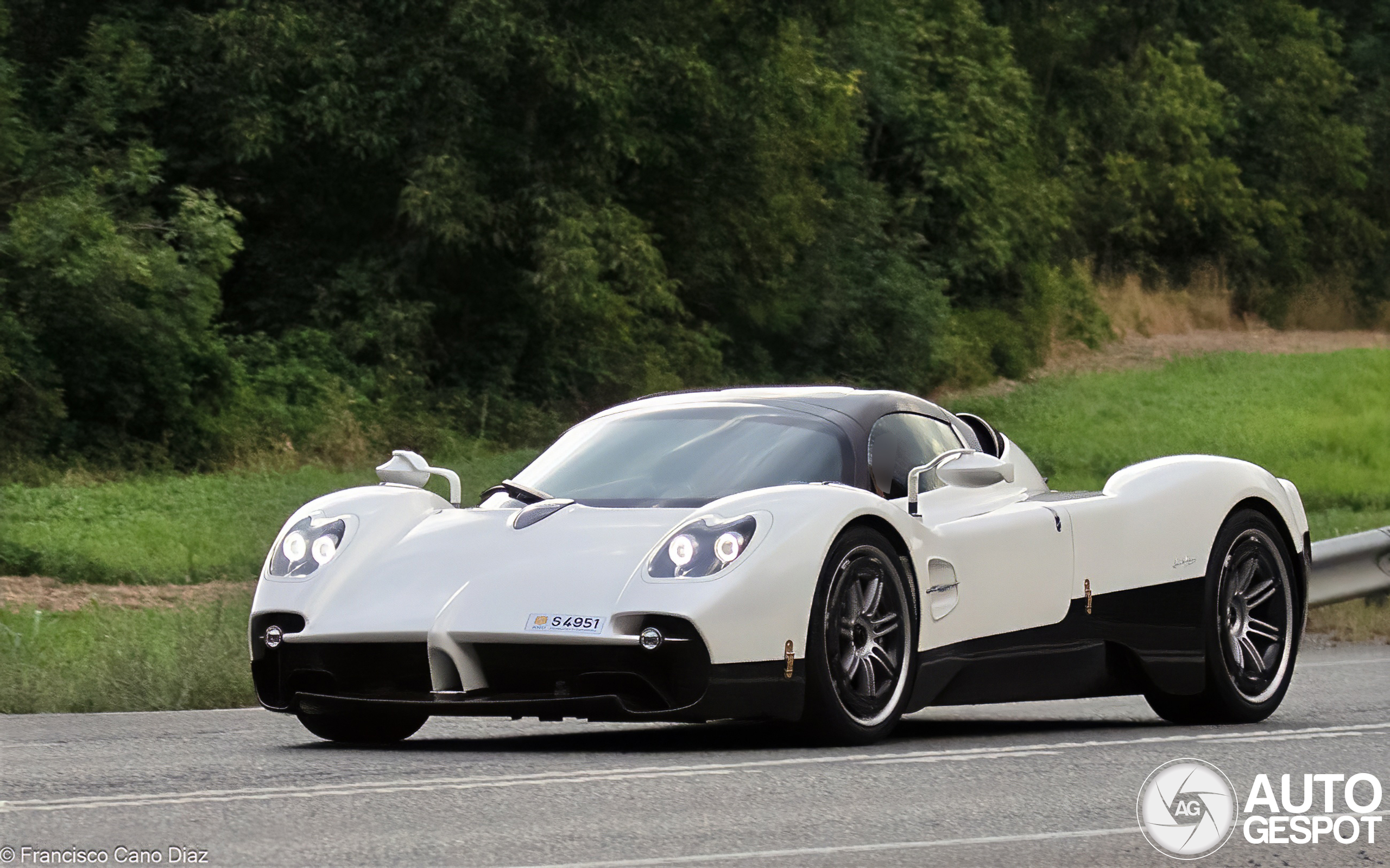 Pagani Utopia Roadster duikt vlakbij de grens van Andorra