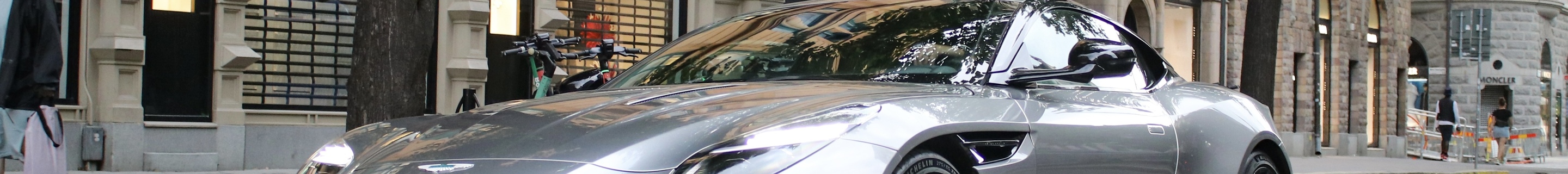 Aston Martin DB12