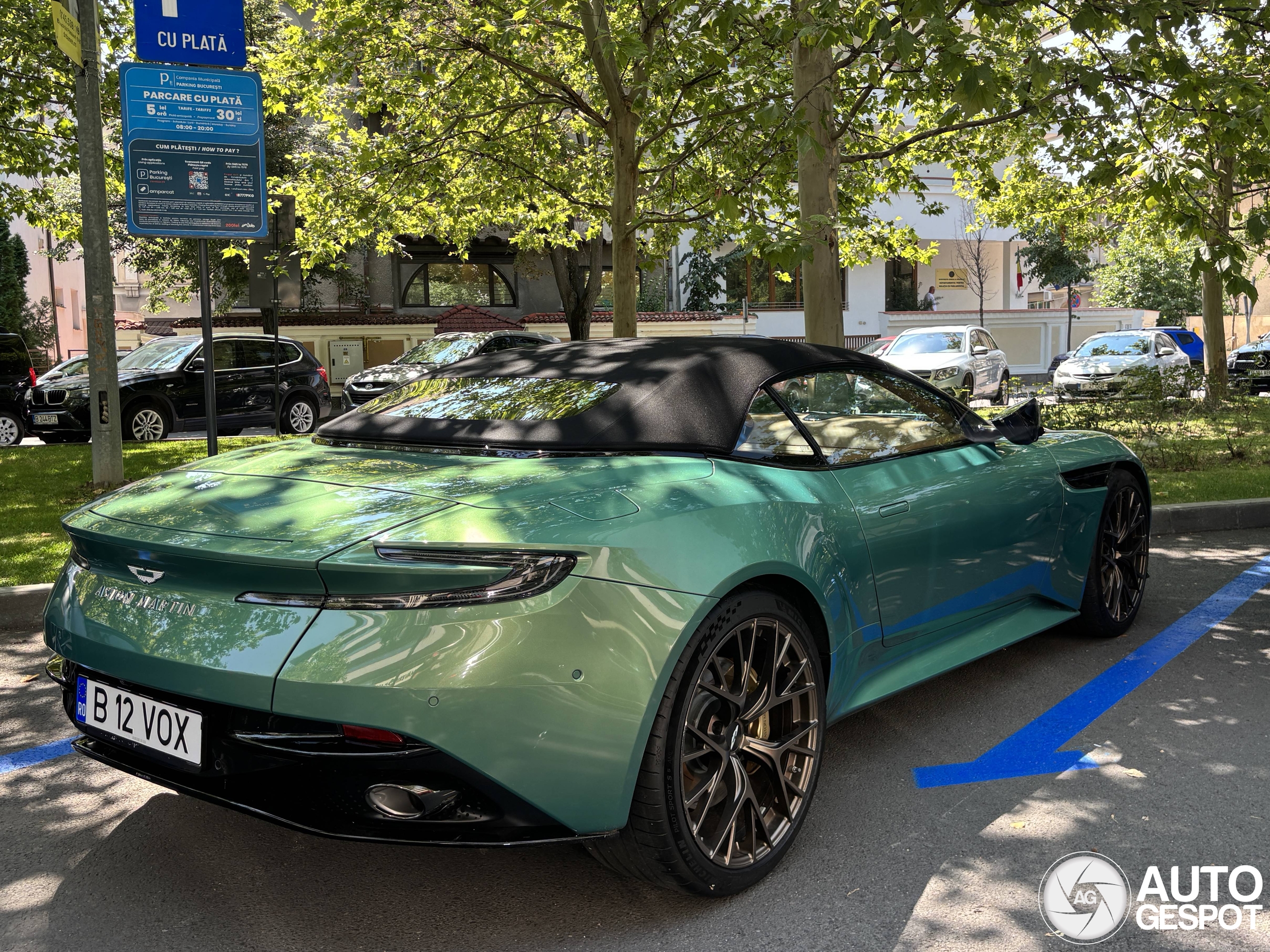 Aston Martin DB12 Volante