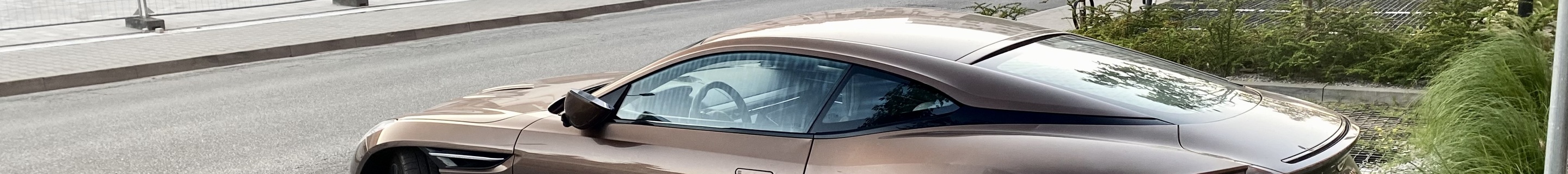 Aston Martin DB12