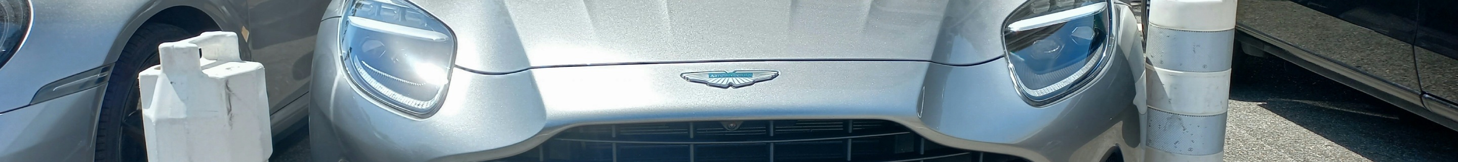Aston Martin DB12