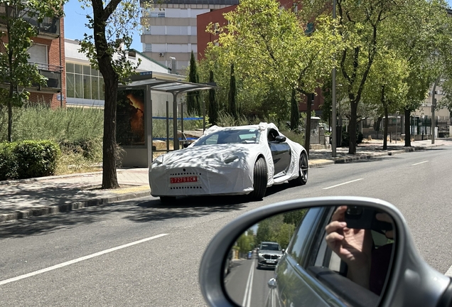 Aston Martin V8 Vantage Roadster 2025