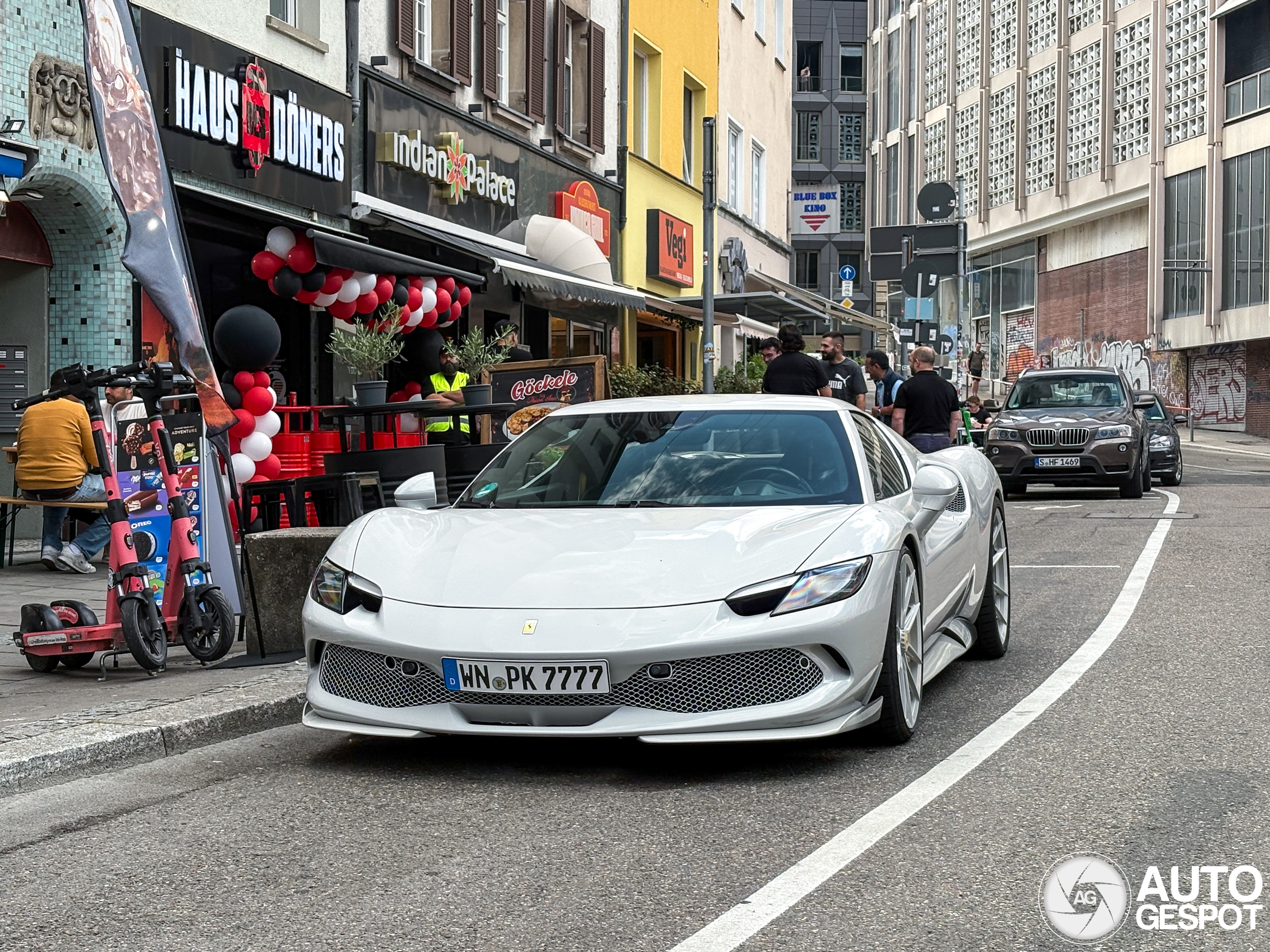 Ferrari 296 GTB valt lekker op in Stuttgart