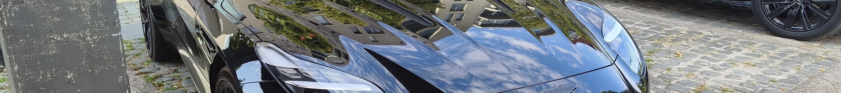 Aston Martin DB12