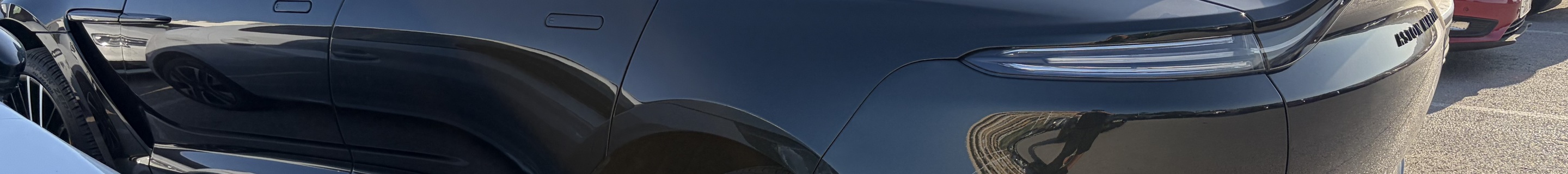 Aston Martin DBX707