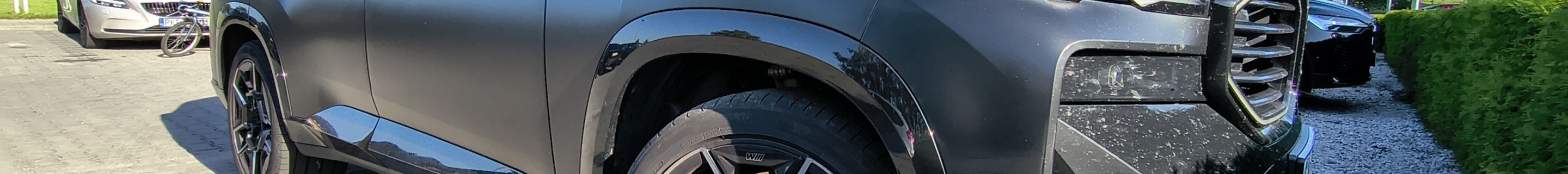BMW XM G09 Label Red