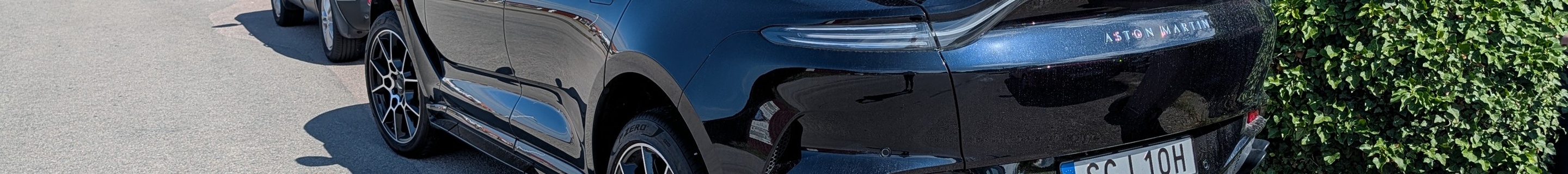 Aston Martin DBX707