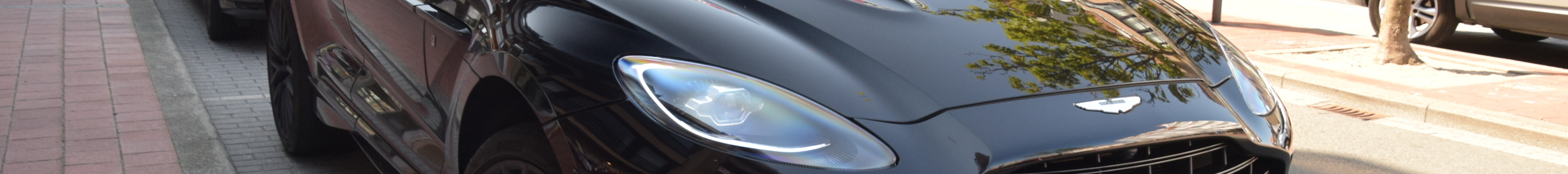 Aston Martin DBX707