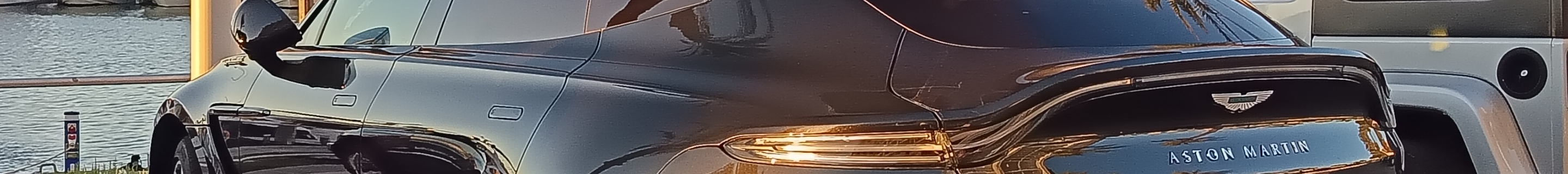Aston Martin DBX707
