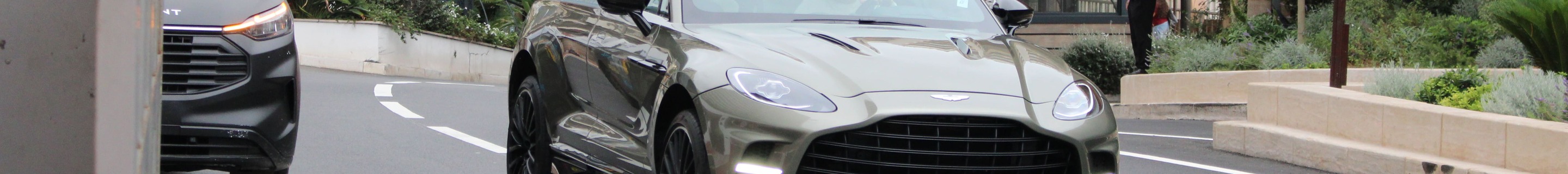 Aston Martin DBX707