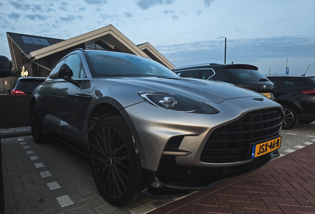 Aston Martin DBX707