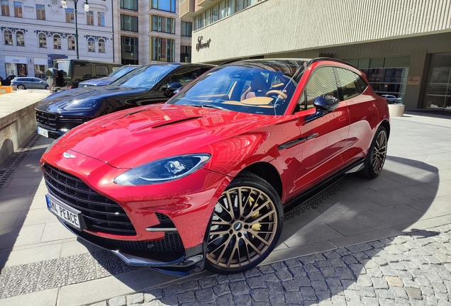 Aston Martin DBX707
