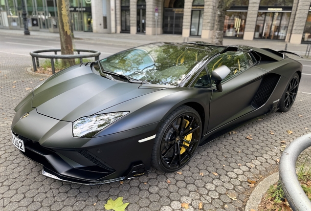 Lamborghini Aventador S LP740-4 Roadster Mansory