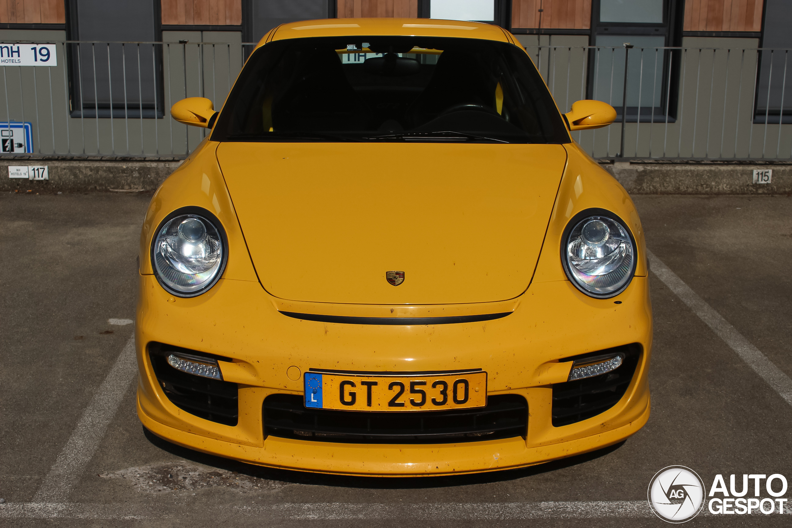 Gele Porsche 997 GT2 duikt op in Groningen!