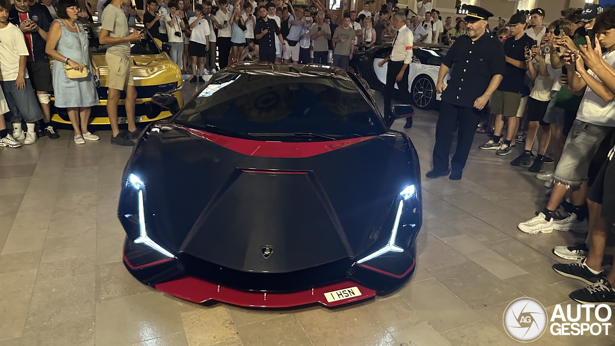 Lamborghini Sián FKP 37 is de hotspot van het casinoplein in Monaco