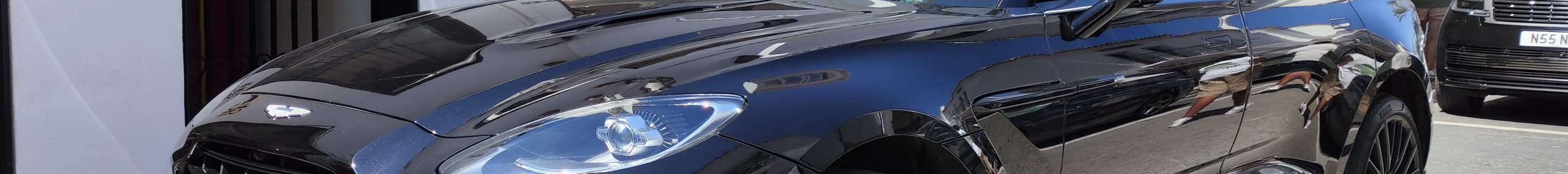 Aston Martin DBX707