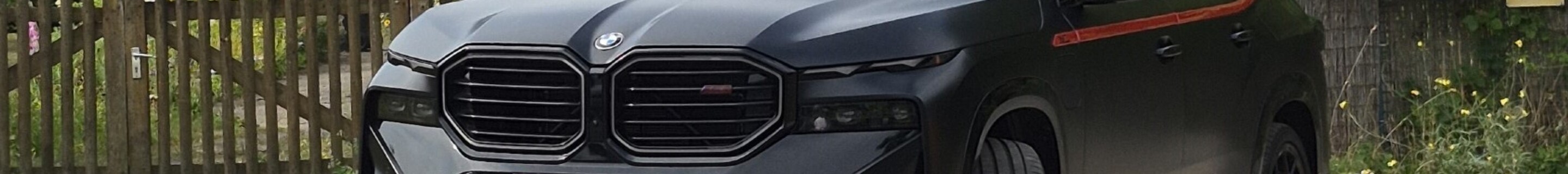 BMW XM G09 Label Red