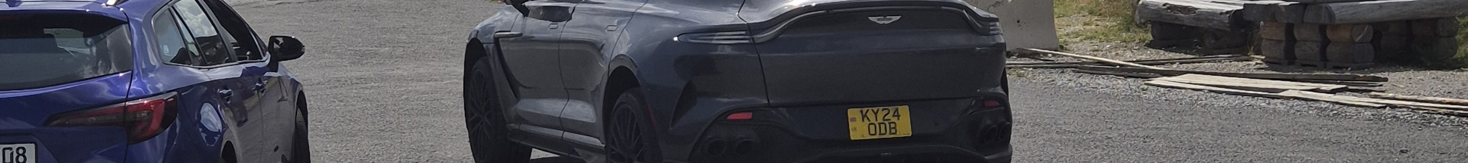 Aston Martin DBX707