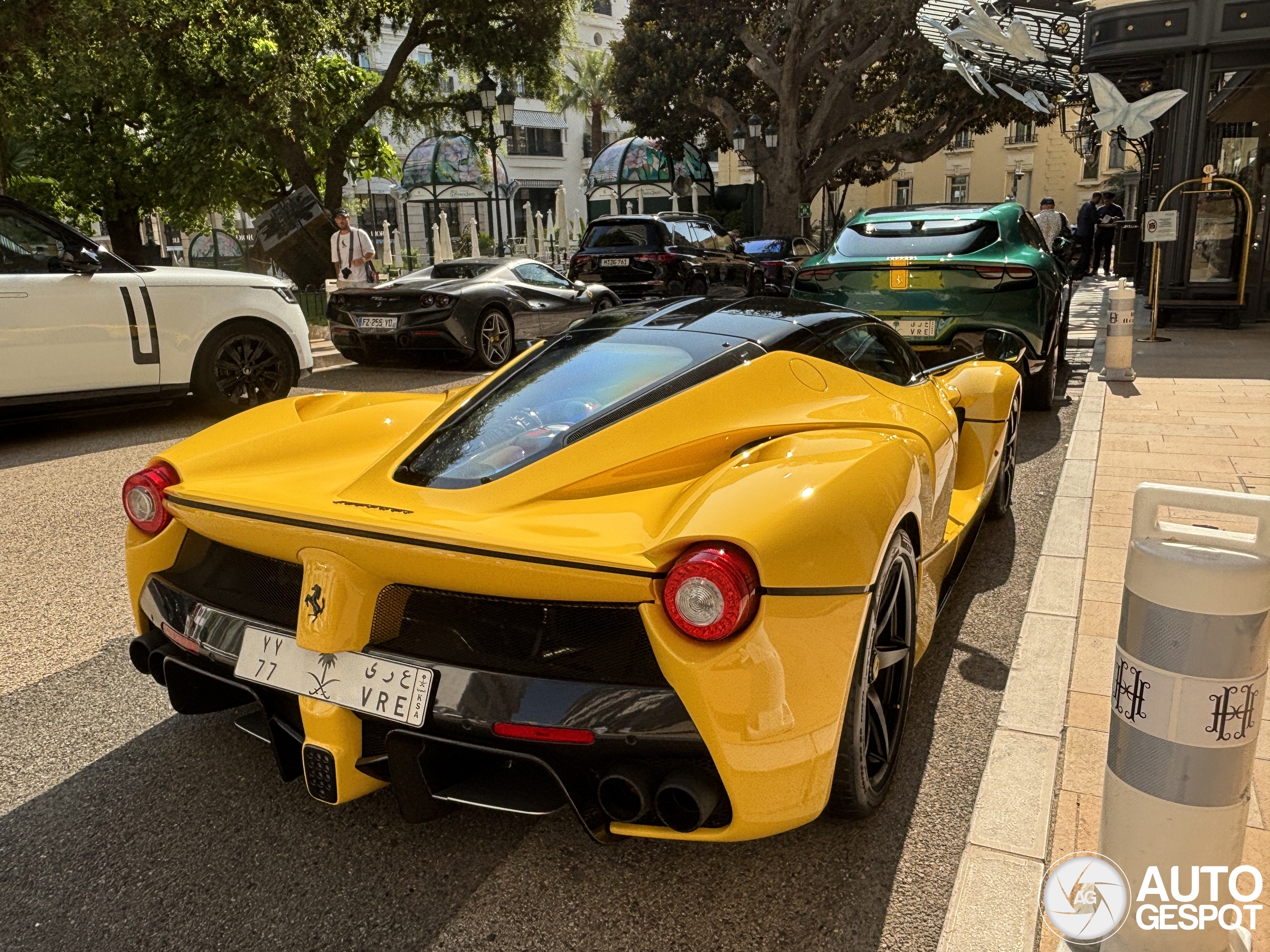 Van Dubai naar Monaco: Ferrari LaFerrari