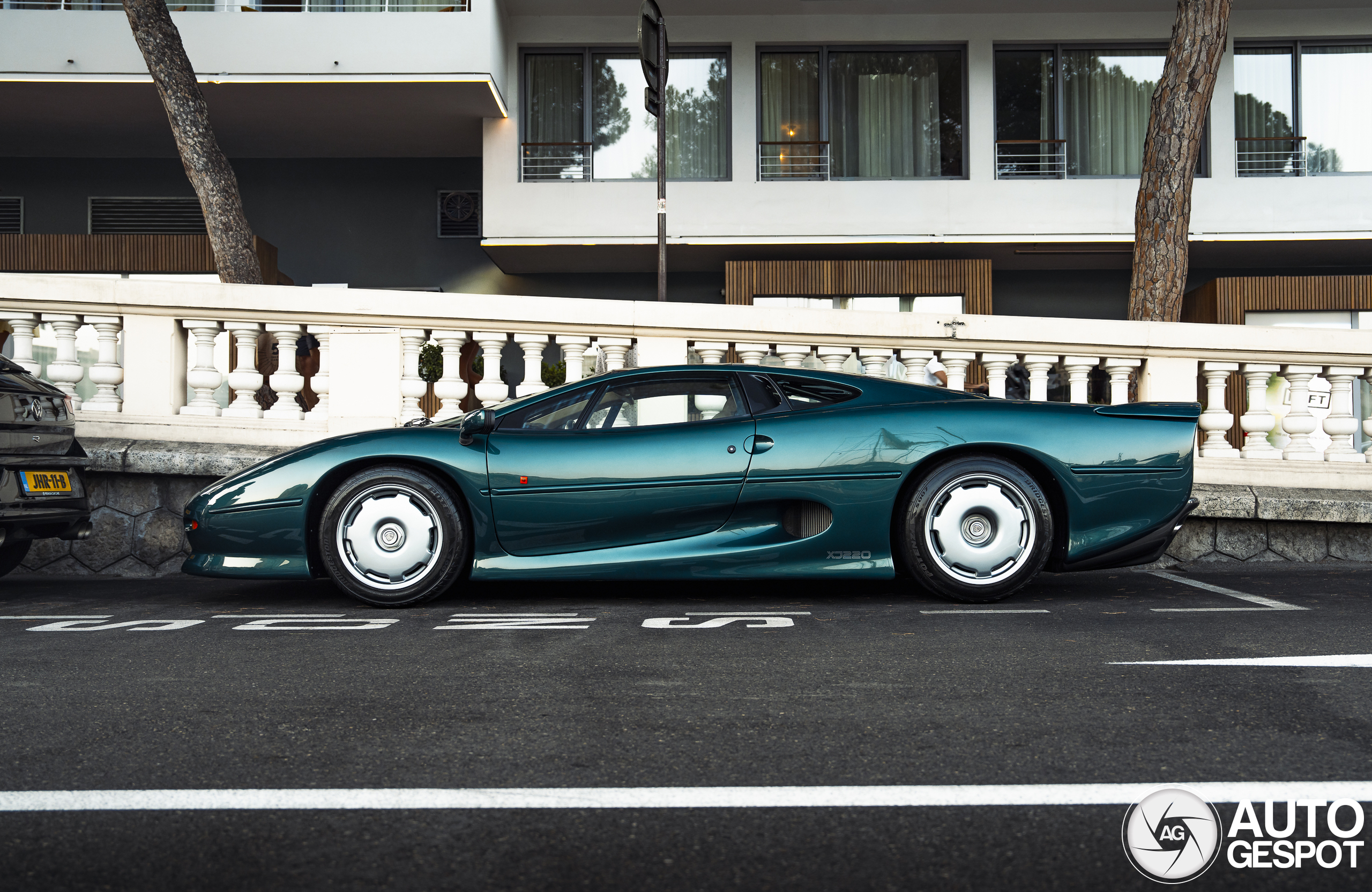 Jaguar XJ220