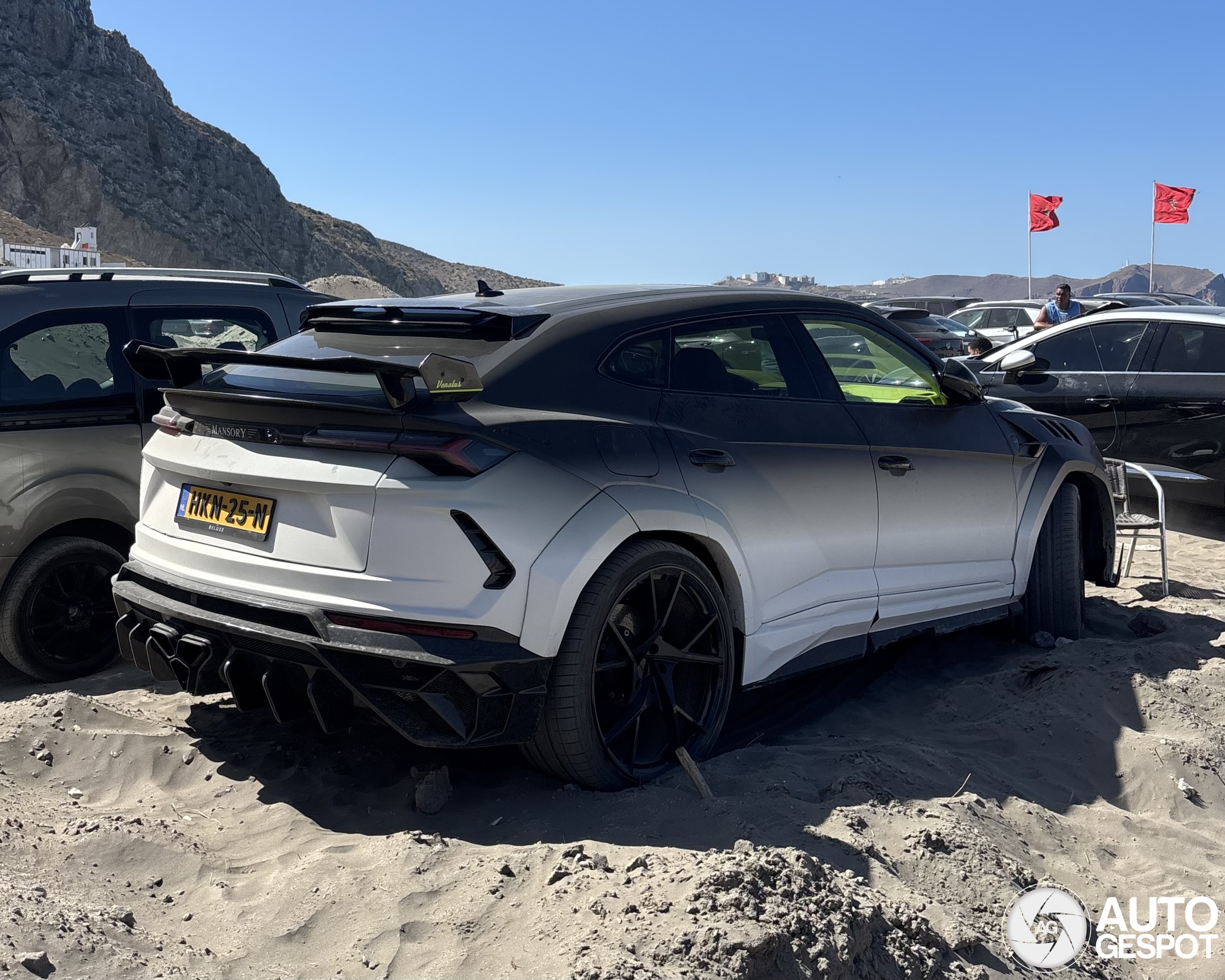 Nederlandse Mansory Urus spoelt aan op Marokkaans strand