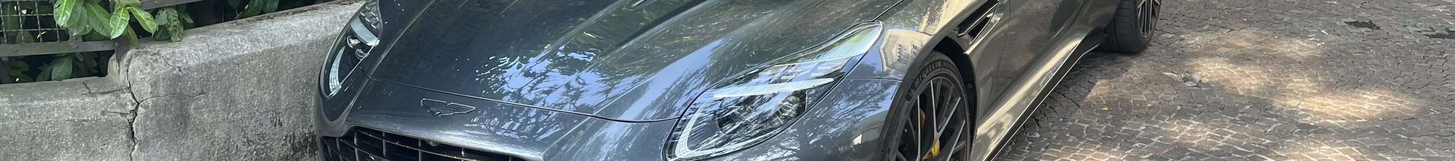Aston Martin DB12