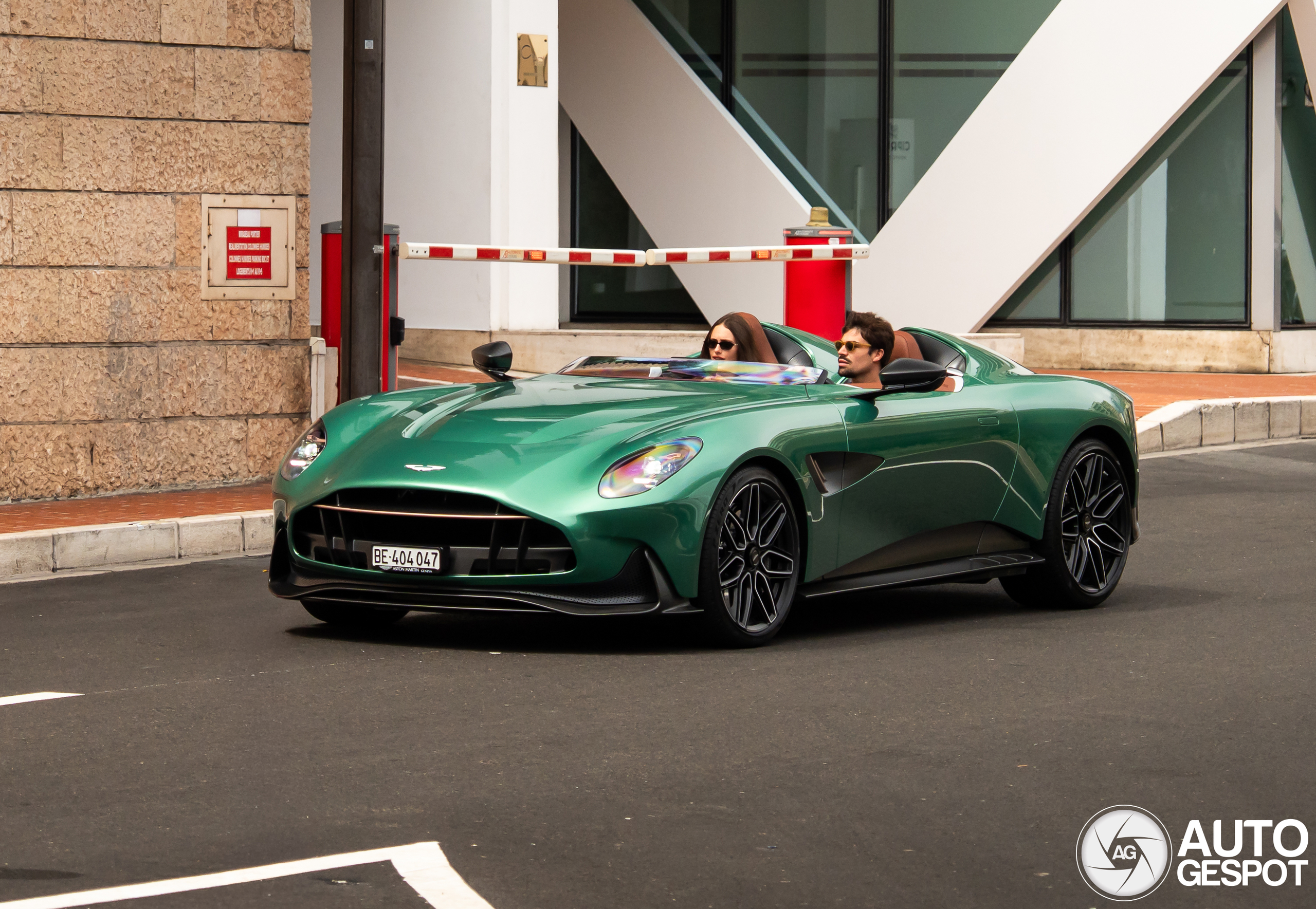 Lance Stroll rijdt in een waanzinnige Aston Martin DBR22