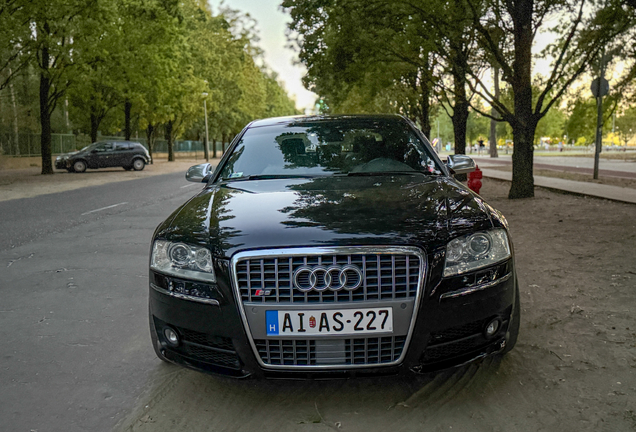 Audi S8 D3