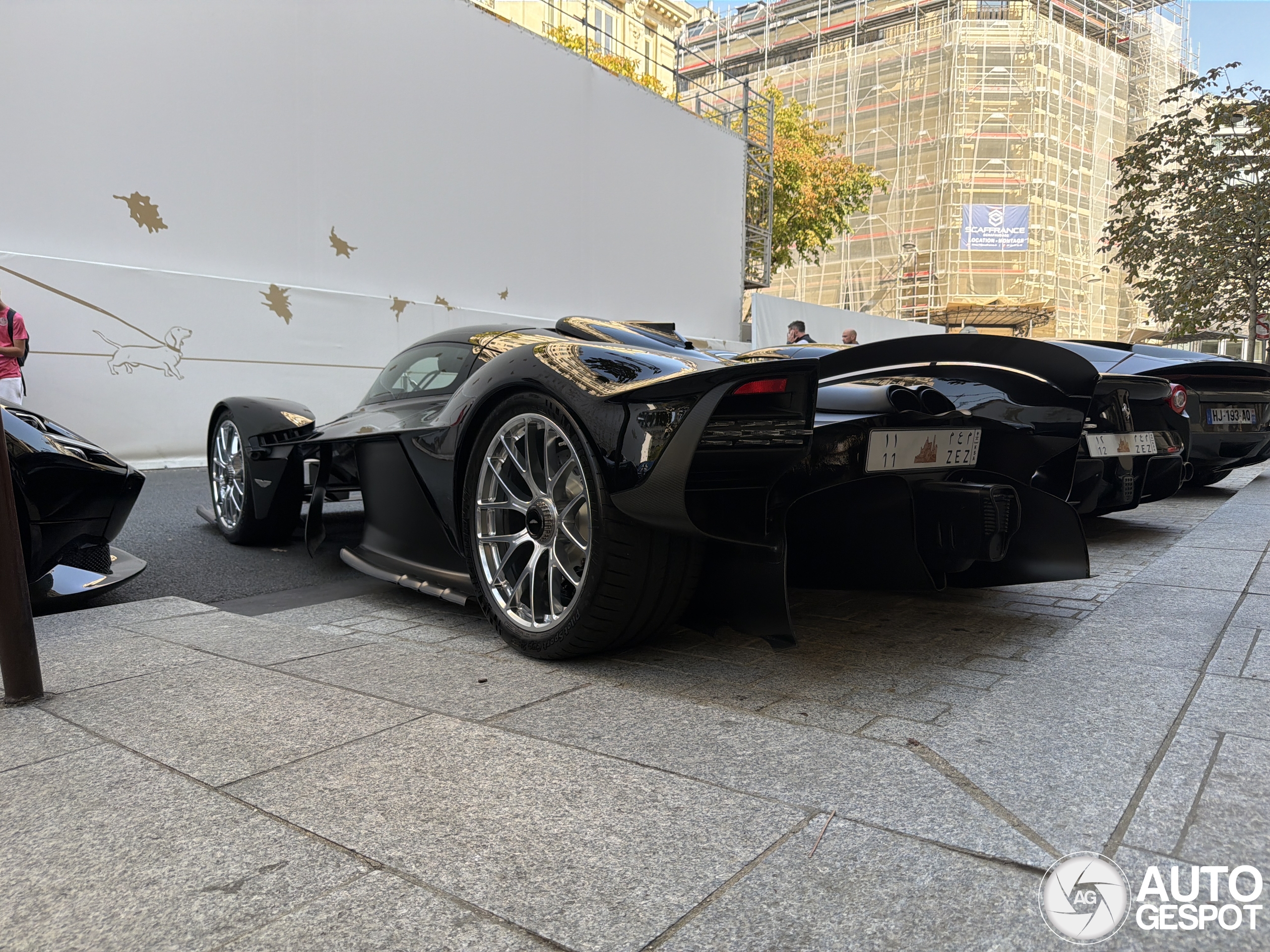 Saoedische elite in Parijs: Drie gitzwarte hypercars op zeldzaam Diriyah kenteken!