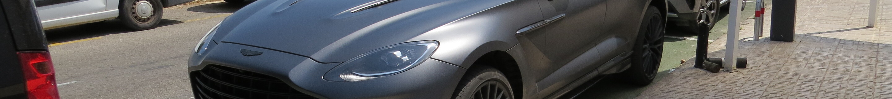 Aston Martin DBX707