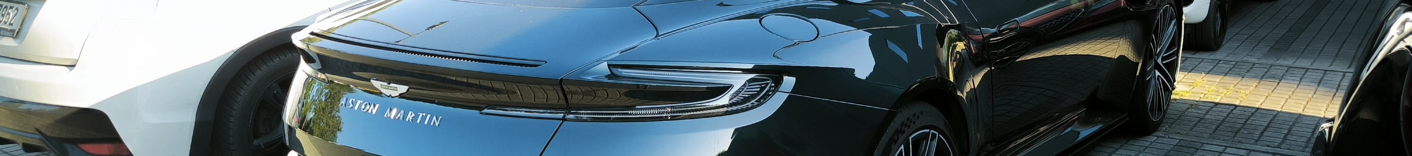 Aston Martin DB12