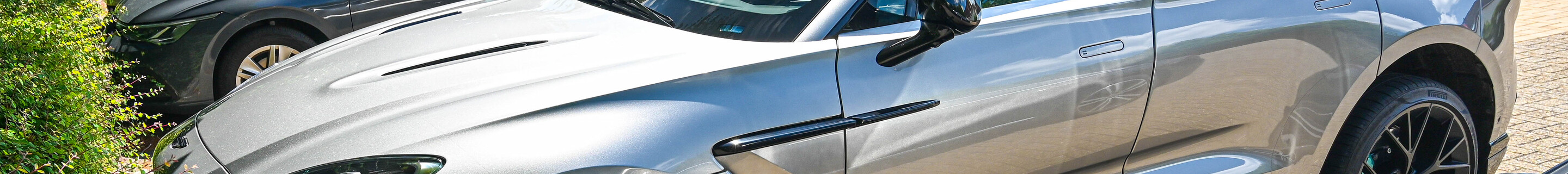 Aston Martin DBX707