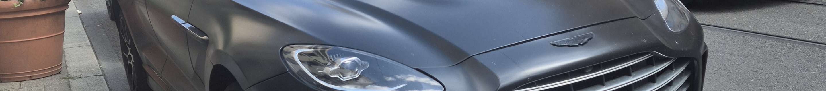 Aston Martin DBX707