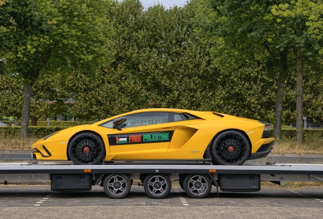 Lamborghini Aventador S LP740-4