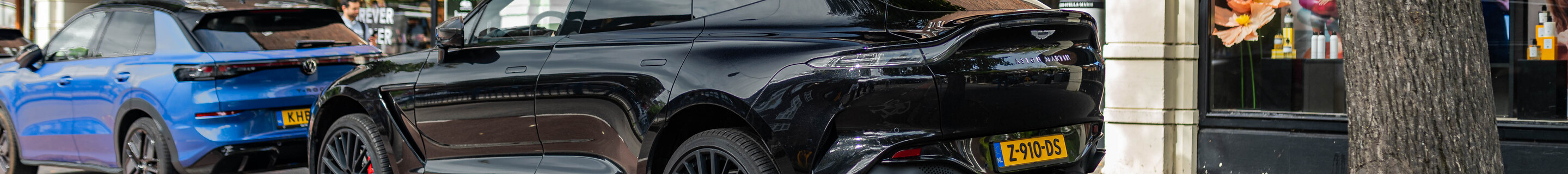 Aston Martin DBX707
