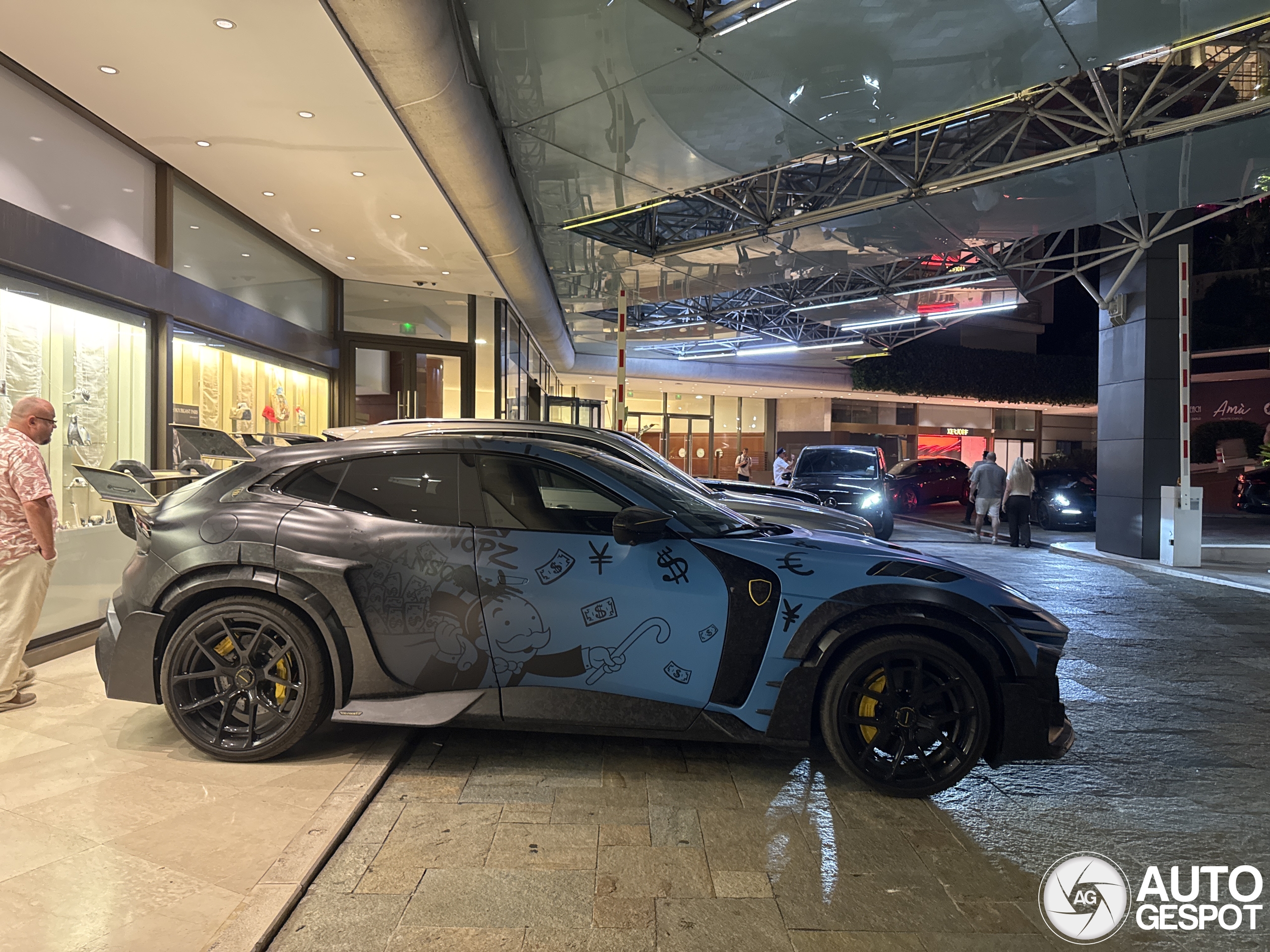 Alec Monopoly rijdt rond in een Ferrari Purosangue met Mansory bodykit