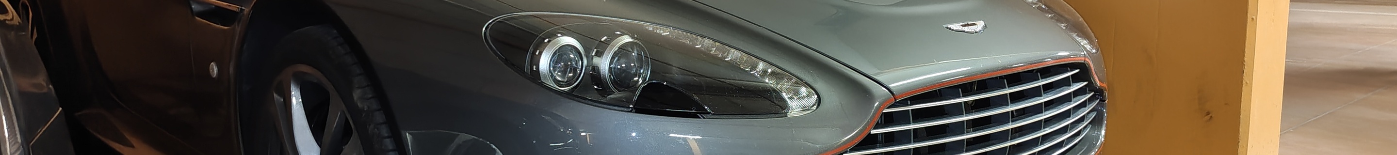 Aston Martin V12 Vantage